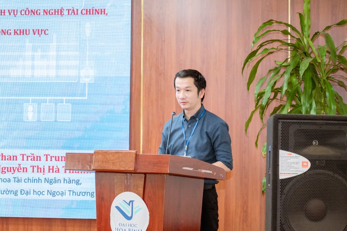 Phó Giáo sư - Tiến sĩ Phan Trần Trung Dũng, Phó trưởng Khoa Tài chính - Ngân hàng Trường Đại học Ngoại thương trình bày tham luận tại Hội thảo.