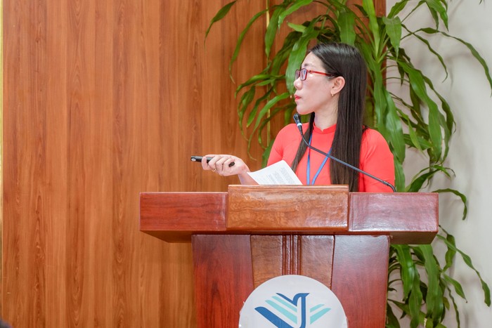Tiến sĩ Lê Thanh Huyền -Phó trưởng Khoa Tài chính-Ngân hàng và Kế toán, Trường Đại học Hòa Bình trình bày tham luận tại Hội thảo.