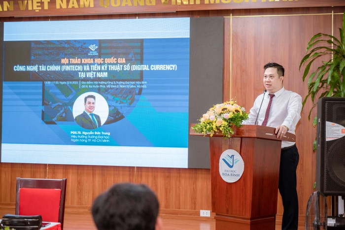 Phó Giáo sư, Tiến sĩ Nguyễn Đức Trung- Hiệu trưởng Trường Đại học Ngân hàng Thành phố Hồ Chí Minh trình bày tham luận tại Hội thảo