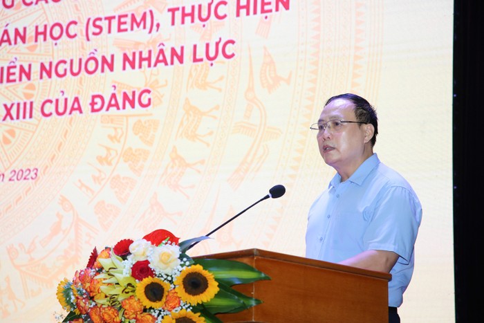 Giáo sư Nguyễn Đình Đức chia sẻ đề dẫn tại hội thảo