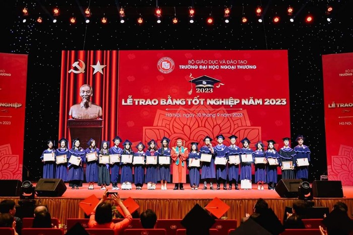 Lễ trao bằng tốt nghiệp đợt 2 năm 2023 của Trường Đại học Ngoại thương. Ảnh: Fanpage nhà trường