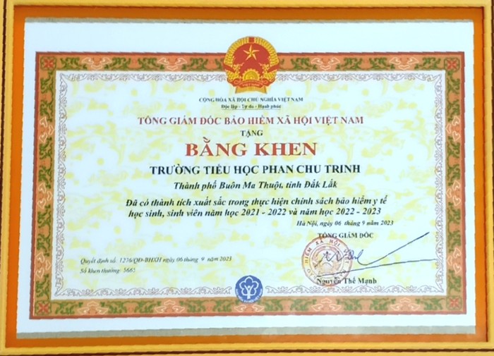 Trường Tiểu học Phan Chu Trinh được tặng “Bằng khen của Tổng Giám đốc Bảo hiểm xã hội Việt Nam”. Ảnh: NVCC