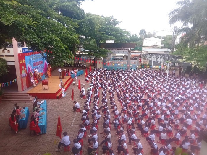 Học sinh Trường Tiểu học Lê Ngọc Hân tham dự lễ khai giảng. Ảnh: NVCC