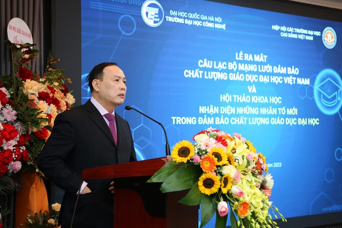 Giáo sư Nguyễn Đình Đức phát biểu tại buổi lễ.