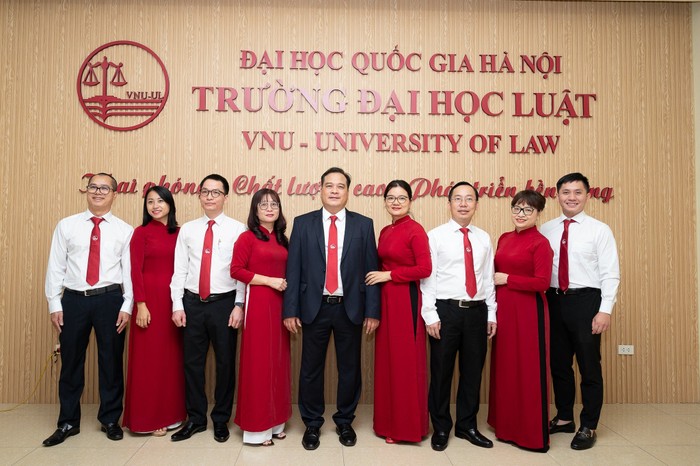 Phó Giáo sư Nguyễn Thị Xuân Sơn (thứ tư bên phải sang) cùng Ban giám hiệu và 1 số thành viên Trường Đại học Luật - Đại học Quốc gia Hà Nội. Ảnh: NVCC
