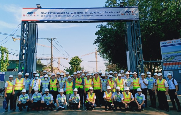 Sinh viên và giảng viên Học viện Hàng không Việt Nam tham quan nhà ga T3 - Sân bay quốc tế Tân Sơn Nhất.