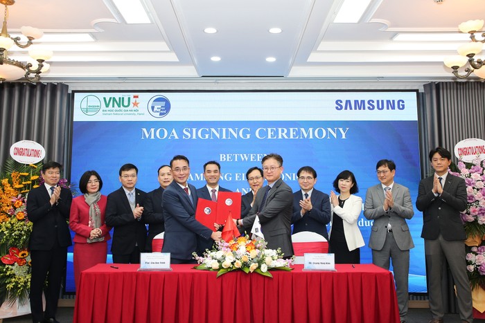 Trường Đại học Công nghệ - Đại học Quốc gia Hà Nội và Samsung Điện tử Hàn Quốc đã ký kết văn bản hợp tác tổ chức chương trình VNU-Samsung Tech Track.