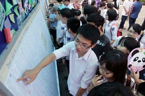Học trờ lớp 12 ở Hà Nội xem số báo danh trước ngày thi. Ảnh Xuân Trung