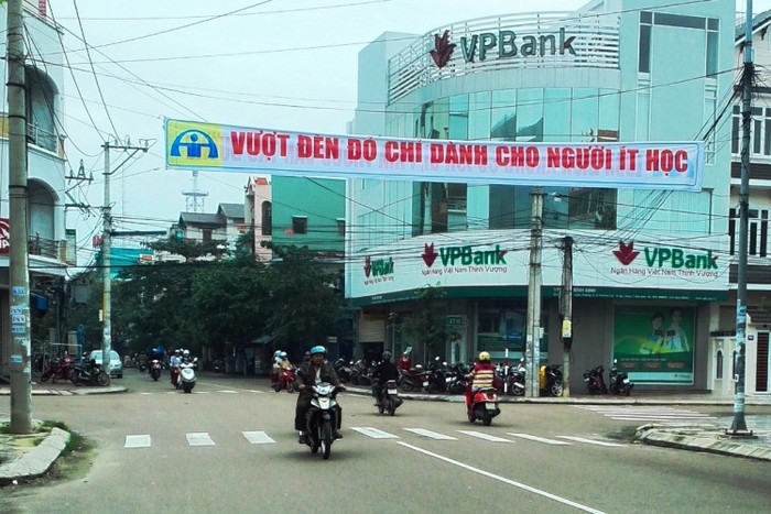 Khẩu hiệu gây tranh cãi tại Bình Định. Ảnh: Doãn Công/ Dân Trí