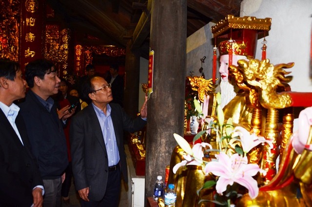 Bộ trưởng Hoàng Tuấn Anh kiểm tra tại chùa Phật Tích. Ảnh SL
