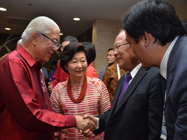 Tổng thống Singapore vui mừng trò chuyện cùng Bộ trưởng Hoàng Tuấn Anh. Ảnh Thanh Liêm
