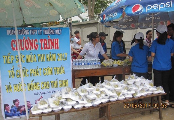 Hình ảnh thanh niên tình nguyện phát cơm miễn phí cho các thí sinh. (Ảnh: tác giả Phan Tuyết)