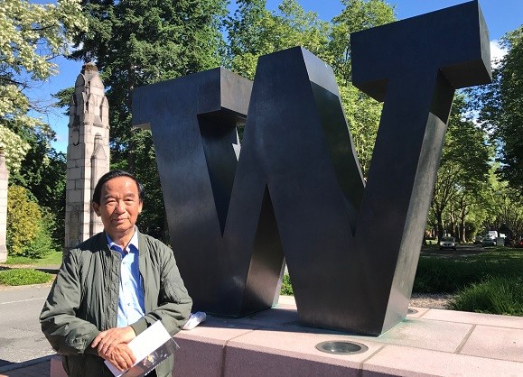 Giáo sư Nguyễn Lân Dũng tới thăm trường đại học Washington. (Ảnh: tác giả cung cấp)