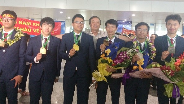 Hình ảnh 6 chàng trai vàng của đội tuyển Olympic Toán học Việt Nam