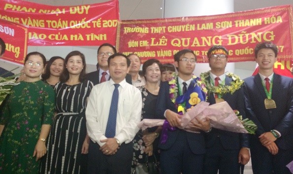 Hình ảnh ông Mai Văn Trinh cùng các thầy cô giáo và đội tuyển Olympic Toán học tại sân bay quốc tế Nội Bài