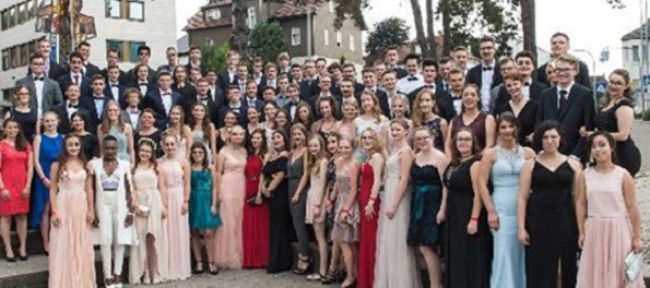 Hình ảnh các em học sinh lớp 12 tại trường Gymnasium Stuttgart sau khi nhận bằng Abitur (Ảnh: tác giả cung cấp)