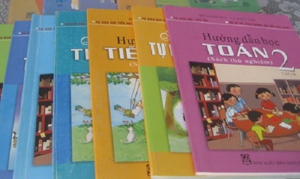 Một số sách giáo khoa lớp 2 theo mô hình VNEN (Ảnh nguồn: Tuoitre.vn)