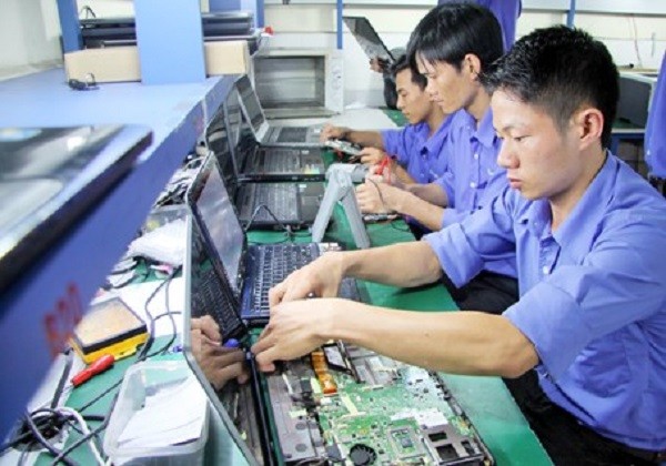 Hình ảnh minh họa các học viên tham gia lớp học nghề sửa chữa thiết bị điện tử (Ảnh: Báo Người Lao Động)