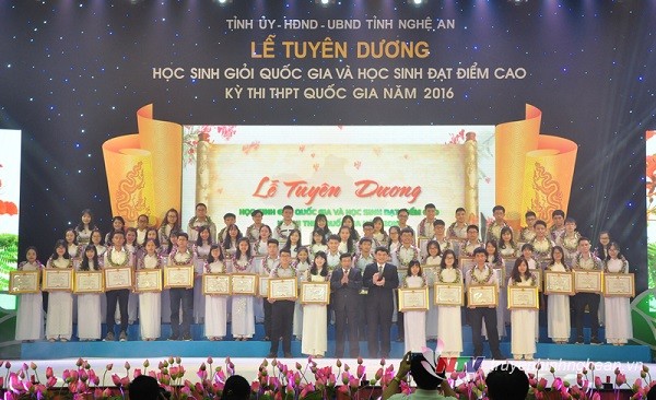 Hình ảnh buổi lễ tuyên dương các em học sinh giỏi năm 2016 của Tỉnh Nghệ An (Ảnh: truyenhinhnghean.vn)