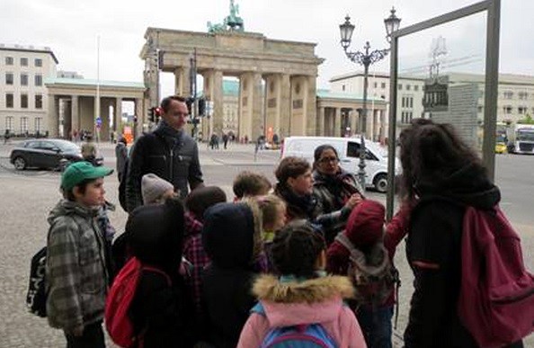 Thầy cô giáo đưa học sinh tiểu học đi tham quan cổng thành Brandenburg ở Berlin (Ảnh: tác giả cung cấp)