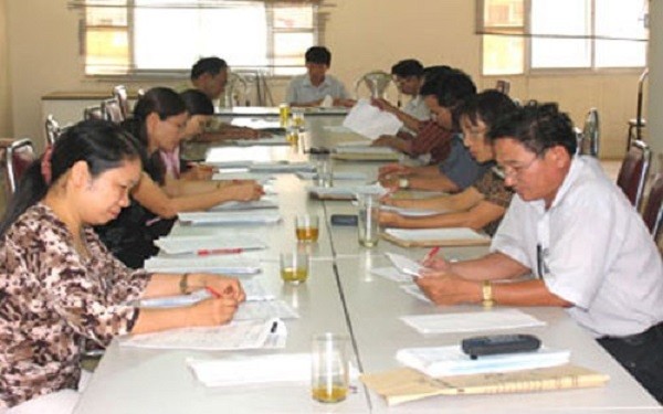Hình ảnh các thầy cô giáo thực hiện công tác chấm thi (Ảnh minh họa: Tinmoi.vn)