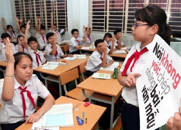 Hình ảnh các em học sinh quyết tâm nói không với những bài văn mẫu (Ảnh: Thanhnien.vn)