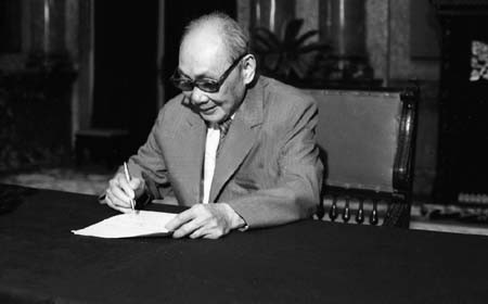 Đồng chí Võ Chí Công ký lệnh công bố Hiến pháp nước CHXHCN Việt Nam năm 1992, ngày 13/4/1992, tại Phủ Chủ tịch. Ảnh: Minh Điền - TTXVN.