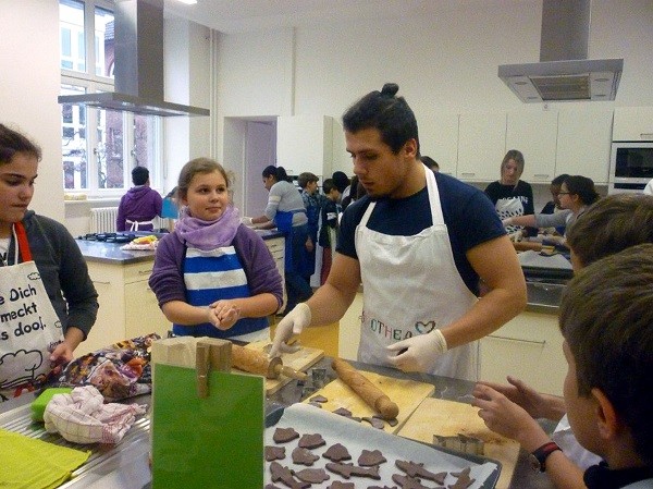 Thợ cả hướng dẫn học sinh tại xưởng làm bánh thủ công vào dịp lễ Noel. (Ảnh: tác giả cung cấp)