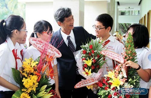 Hình ảnh người thầy giáo chủ nhiệm bên các em học sinh (Ảnh minh họa: giaoduc.net.vn)