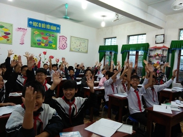 Hình ảnh các em học sinh lớp phấn khởi vì dừng mô hình trường học VNEN (Ảnh: tác giả cung cấp)