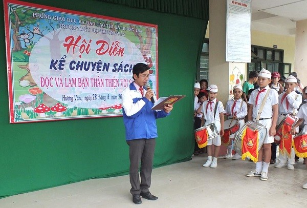 Thầy giáo Trần Kiêm Ngẫu tổ chức các hoạt động cho Thanh - Thiếu - Nhi đồng (Ảnh: tác giả cung cấp)