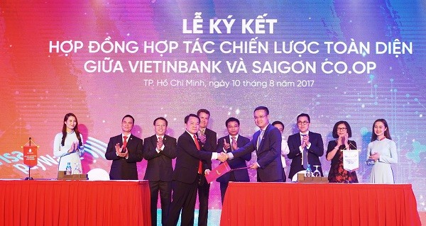 Ông Nguyễn Đình Vinh - Phó Tổng Giám đốc VietinBank và ông Nguyễn Anh Đức - Phó Tổng Giám đốc Thường trực Saigon Co.op ký thỏa thuận hợp tác toàn diện