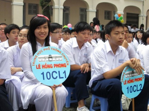Hình ảnh các em học sinh theo học ở những trường chuyên, lớp chọn (Ảnh: nld.com.vn)