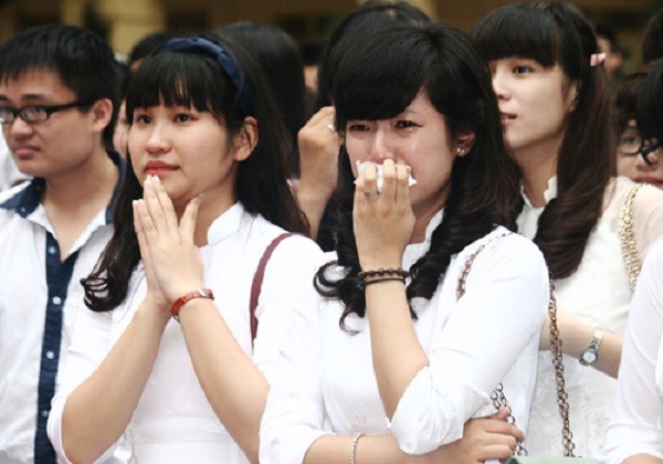 Hình ảnh minh họa nỗi niềm luyến tiếc của các em học sinh khi chia tay bạn bè vì tách lớp (Ảnh: news.zing.vn)