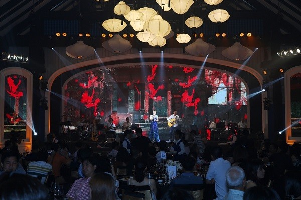 Hình ảnh đại nhạc hội “Bình minh trên biển” tổ chức tại khán phòng lớn JW Marriott Phu Quoc Emerald Bay.