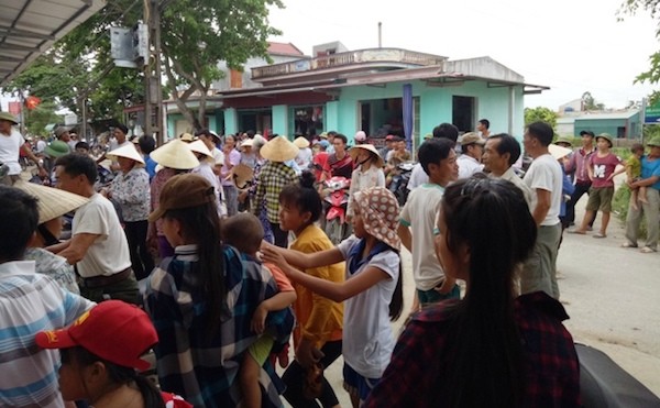 Hàng trăm người dân kéo lên Ủy ban nhân dân xã để phản đối sáp nhập trường (Ảnh nguồn: vietnamnet.vn).