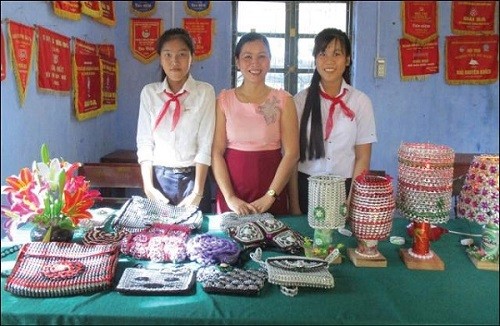Hình cô Kim Anh cùng 2 em Thư và Thuận bên những món đồ thủ công mỹ nghệ tự sáng chế (Ảnh: tác giả cung cấp).