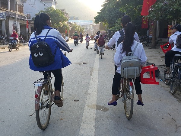 Những chiếc xe đạp cùng các em đến trường (Ảnh: tác giả cung cấp).