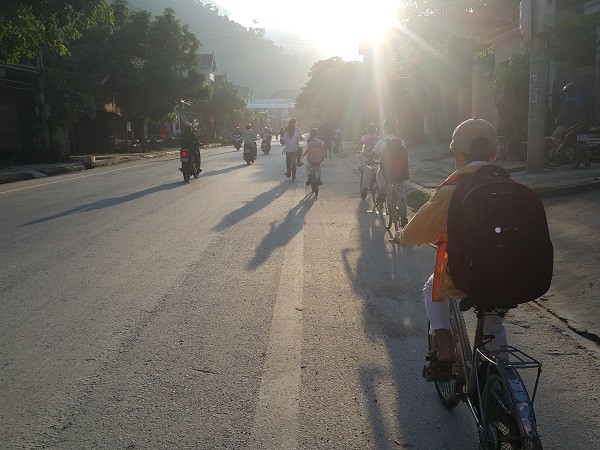 Chiếc xe đạp là phương tiện để các em tới trường hàng ngày (Ảnh: tác giả cung cấp).
