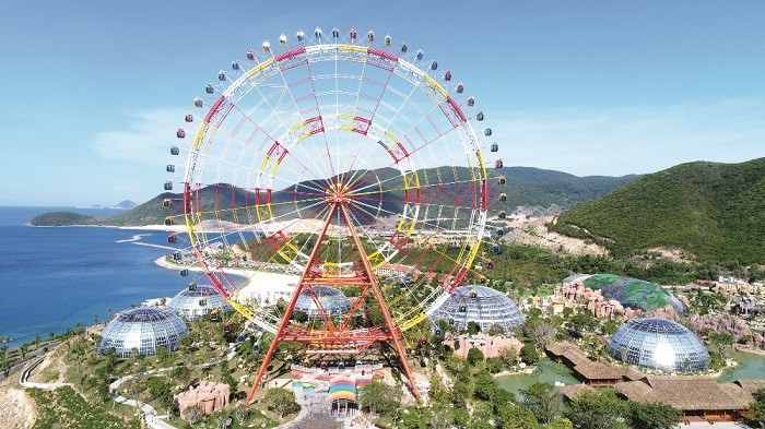 Vòng quay kỷ lục Việt Nam - Vinpearl Sky Wheel với chiều cao ấn tượng cùng 60 cabin hiện đại.