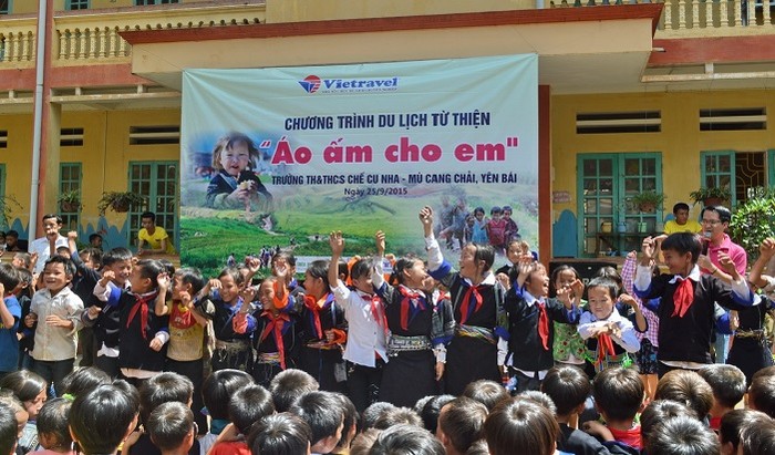 Vietravel Hà Nội tiếp tục thực hiện chương trình thiện nguyện cho các em nhỏ vùng cao mang tên &quot;Áo ấm cho em&quot;.