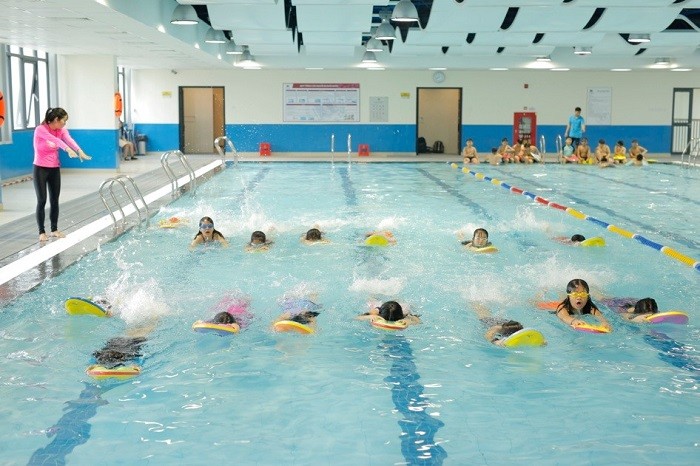 Bể bơi đáp ứng chương trình học thể chất cho học sinh tiểu học.