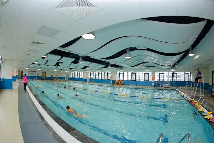 Bể bơi đáp ứng chương trình học thể chất cho học sinh trung học.