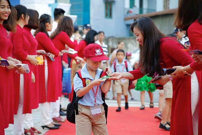 Hình ảnh các thầy cô ra cổng trường đón các em học sinh đã khiến rất nhiều phụ huynh và học sinh xúc động.