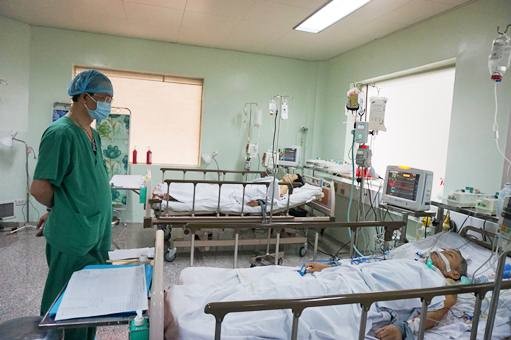 Bác sĩ Nguyễn Thái An, theo dõi bệnh nhân sau phẫu thuật. ảnh: moh.gov.vn