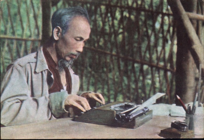 Hình ảnh Bác Hồ làm việc tại chiến khu Việt Bắc năm 1952. Ảnh tư liệu từ internet.