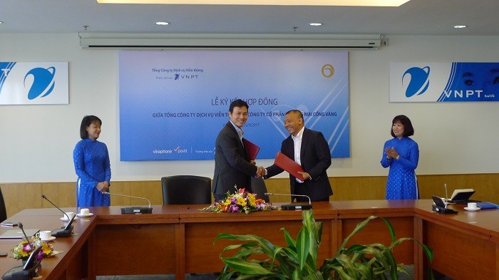 Ông Phạm Anh Tuấn – Phó Tổng giám đốc VinaPhone đại diện VNPT và ông Đào Thế Vinh - Tổng Giám đốc Golden Gate tại buổi lễ ký kết hợp đồng.