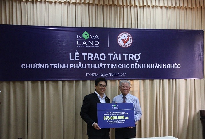 Ông Bùi Xuân Huy – Tổng giám đốc Tập đoàn Novaland trao tặng số tiền 875 triệu đồng cho Ông Trần Thành Long – Chủ tịch Hội Bảo trợ bệnh nhân nghèo Thành phố Hồ Chí Minh.