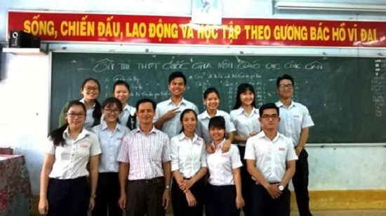 Hình ảnh thầy Linh cùng các em học sinh (Ảnh: tác giả cung cấp).
