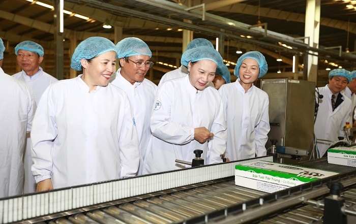 Chủ tịch Quốc hội Nguyễn Thị Kim Ngân thăm nhà máy sữa Vinamilk.